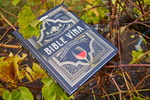 kniha o víně ve vinici