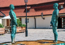 Kavárenská pohoda u slavné čurající atrakce. Hergetova cihelna v letním