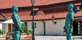 Kavárenská pohoda u slavné čurající atrakce. Hergetova cihelna v letním