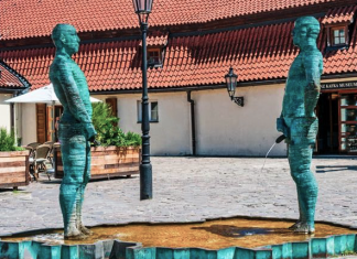 Kavárenská pohoda u slavné čurající atrakce. Hergetova cihelna v letním