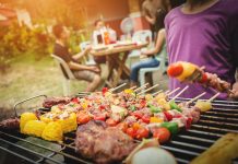 Letní grilování. Kdo v téhle disciplíně vítězí? Muži nebo ženy?