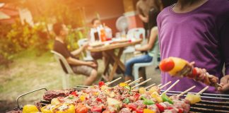 Letní grilování. Kdo v téhle disciplíně vítězí? Muži nebo ženy?