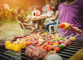 Letní grilování. Kdo v téhle disciplíně vítězí? Muži nebo ženy?