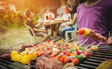 Letní grilování. Kdo v téhle disciplíně vítězí? Muži nebo ženy?