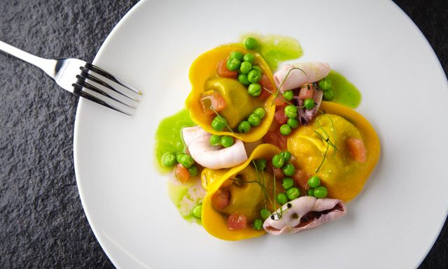 Ravioli s čerstvým hráškem, mátou a kalamáry