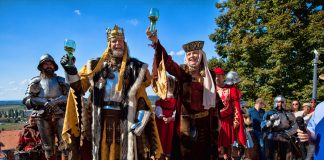 Pálavské vinobraní: cimbálovka, královský pár i lisování hroznů