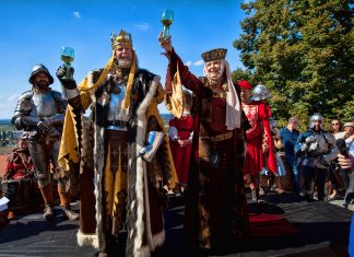 Pálavské vinobraní: cimbálovka, královský pár i lisování hroznů