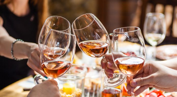 Růžová sezóna klepe na dveře. Teplé dny volají po rosé