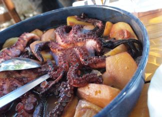 Chobotnice pod pekou. Chorvatská specialita ze žhavého uhlí