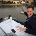 Oblíbená kulinářská show v oblacích opět v Praze. Dinner in the Sky letos nad Vltavou