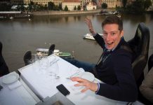 Oblíbená kulinářská show v oblacích opět v Praze. Dinner in the Sky letos nad Vltavou