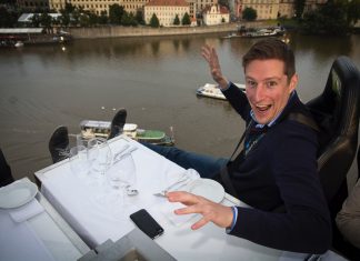 Oblíbená kulinářská show v oblacích opět v Praze. Dinner in the Sky letos nad Vltavou