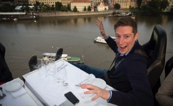 Oblíbená kulinářská show v oblacích opět v Praze. Dinner in the Sky letos nad Vltavou