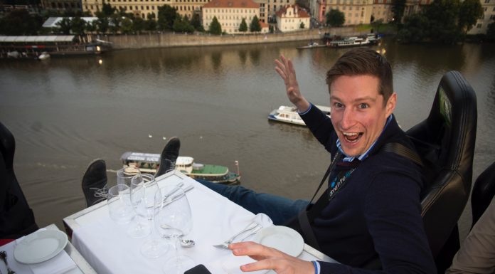 Oblíbená kulinářská show v oblacích opět v Praze. Dinner in the Sky letos nad Vltavou