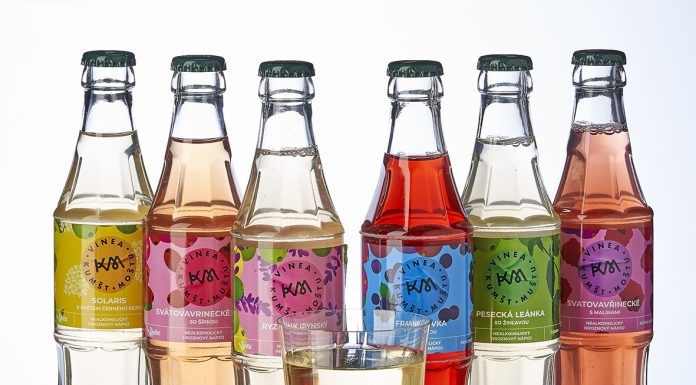 Značka Vinea spolu s vinaři připomíná tradici lokálního hroznového moštu. 