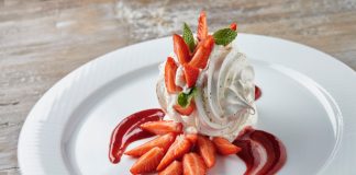 Doping pro Wimbledon i příslib léta. Britský dezert Eton mess zapijte šumivým rosé