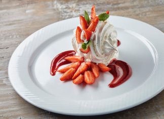 Doping pro Wimbledon i příslib léta. Britský dezert Eton mess zapijte šumivým rosé