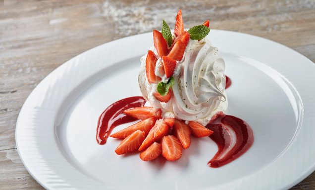 Doping pro Wimbledon i příslib léta. Britský dezert Eton mess zapijte šumivým rosé