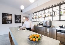 Víno a větrník nad Vltavou. Legendární vinárna Tři Grácie je zpět