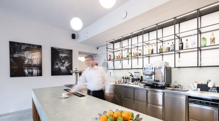 Víno a větrník nad Vltavou. Legendární vinárna Tři Grácie je zpět