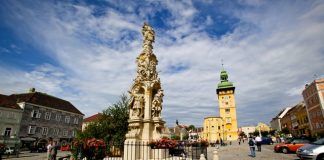 Vinná párty Weinviertelu. V Retzu opět vytryskne víno ze dvou fontán