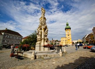 Vinná párty Weinviertelu. V Retzu opět vytryskne víno ze dvou fontán