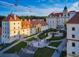 Valtické vinné trhy lákají na vítězná vína i cimbálovku. Počet vzorků v soutěži byl rekordní