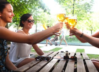 Holky, jdeme na jedno? Ženy chodí na pivo častěji, ukázal průzkum