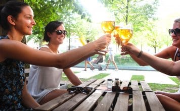 Holky, jdeme na jedno? Ženy chodí na pivo častěji, ukázal průzkum