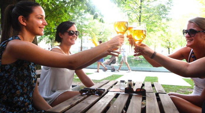 Holky, jdeme na jedno? Ženy chodí na pivo častěji, ukázal průzkum