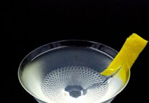 Oblek, nebo drink? Obojí. TUXEDO Koktejl Tuxedo, gin, ouzo, Martini, Cinzano