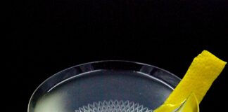 Oblek, nebo drink? Obojí. TUXEDO Koktejl Tuxedo, gin, ouzo, Martini, Cinzano