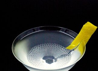 Oblek, nebo drink? Obojí. TUXEDO Koktejl Tuxedo, gin, ouzo, Martini, Cinzano