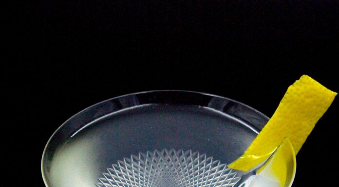 Oblek, nebo drink? Obojí. TUXEDO Koktejl Tuxedo, gin, ouzo, Martini, Cinzano