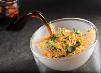 HOUBY NA LŽÍCI. Síla consommé, jako když kopne kůň Houbové consommé