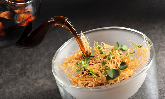 HOUBY NA LŽÍCI. Síla consommé, jako když kopne kůň Houbové consommé