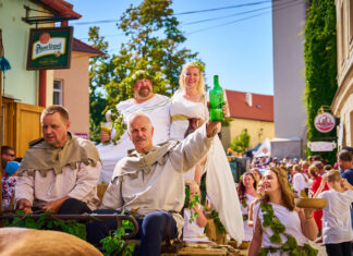 Burčák, akrobaté i královský průvod. Na Znojemské vinobraní svítilo slunce. Obrazně i doslova Znojemské historické vinobraní průvod