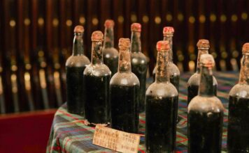 Poklad v podobě 200 let staré skotské whisky a nástrahy investičních sudů k tomu