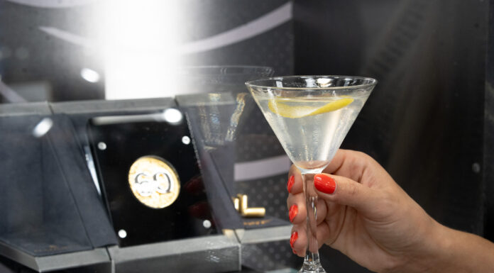Drink Vesper Martini a k tomu zlato a stříbro. Oslavy Jamese Bonda mohou být věčné koktejl Vesper a investiční mince