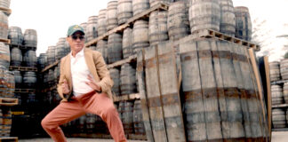 Jean-Claude Van Damme další slavnou tváří ve službách irské whiskey. Stávky už i v palírnách Akční hvězda Jean Claude Van Damme tváří Old Oak Irish whiskey