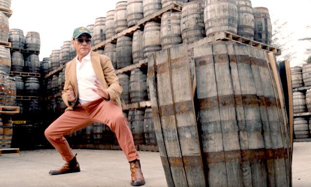 Jean-Claude Van Damme další slavnou tváří ve službách irské whiskey. Stávky už i v palírnách Akční hvězda Jean Claude Van Damme tváří Old Oak Irish whiskey