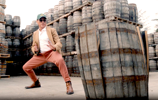 Akční hvězda Jean Claude Van Damme tváří Old Oak Irish whiskey