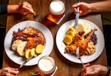 Svatomartinský víkend v Lokálu s českou husou z farmy pečená husa s knedlíky a zelím