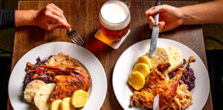 Svatomartinský víkend v Lokálu s českou husou z farmy pečená husa s knedlíky a zelím