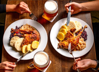 Svatomartinský víkend v Lokálu s českou husou z farmy pečená husa s knedlíky a zelím