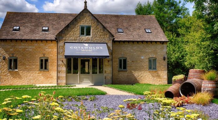 Král Charles III plnil sudy. Kdo je „Miss Palírnou“ Spojeného království a Irska? Miss Distillery