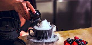 Svařák? Vánoční punč? Zkuste Werichův koktejl. Zahříváček z pražského hotelu Mandarin