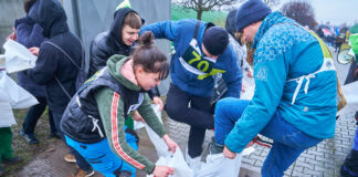 Mistři v řezu révy předvedli své umění i v dešti. Zlaté nůžky putují na Slovensko
