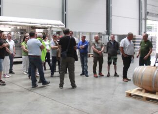 Vinařství udržitelné a transparentní. Společnost BS vinařské potřeby představila novinky Lidé v otevřeném areálu BS vinařské potřeby