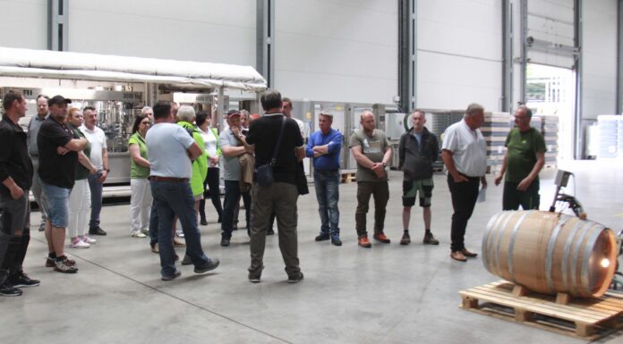 Vinařství udržitelné a transparentní. Společnost BS vinařské potřeby představila novinky Lidé v otevřeném areálu BS vinařské potřeby